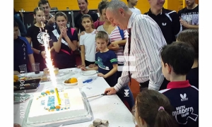 Rezanje Božične torte započeo je gospodin Zlatko Pospi&scaron;, predsjednik Hrvatskog stolnoteniskog saveza